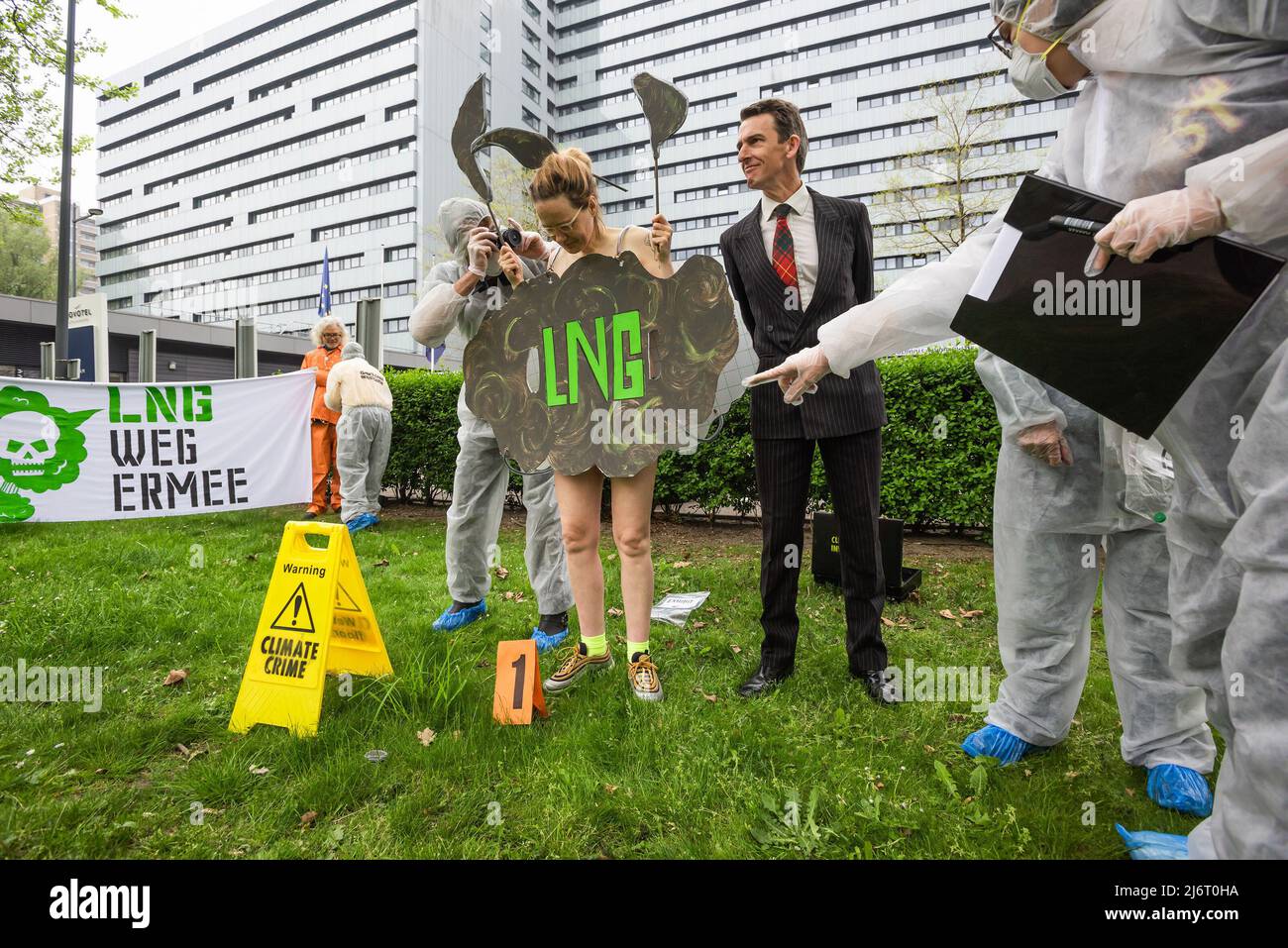 Ocean Rebellion dimostratore indossando una targhetta nuvola che dice: LNG è accusato da investigatori del crimine climatico di inquinare il pianeta visto durante il Global LNG Bankering Summit. Durante il Global LNG Bankering Summit 2022, l'industria afferma che il GNL o il gas naturale liquefatto sono il carburante marino più pulito disponibile rispetto al gasolio pesante. Il GNL ha emissioni significativamente inferiori nel CO2 e emissioni di particelle quasi inesistenti ed è una tecnologia sicura, che offre un contenuto energetico più elevato e costi operativi più bassi. L'obiettivo della conferenza di 3 giorni è quello di avviare l'avvio del gas naturale liquido (. Foto Stock