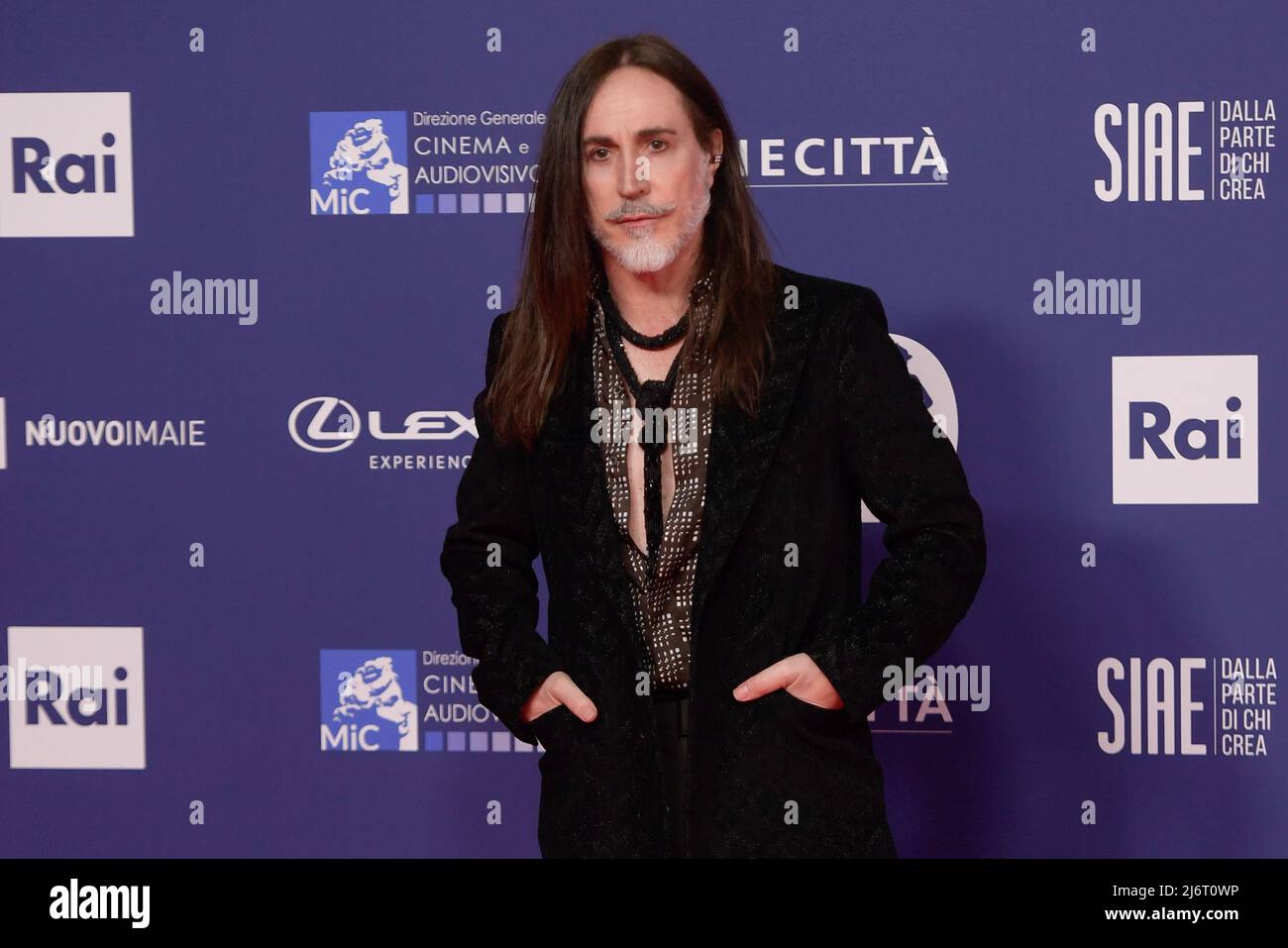 Manuel Agnelli è presente al Cinecittà Studios sul tappeto rosso del 67th Premi David di Donatello 2022. (Foto di Mario Cartelli / SOPA Images/Sipa USA) Foto Stock