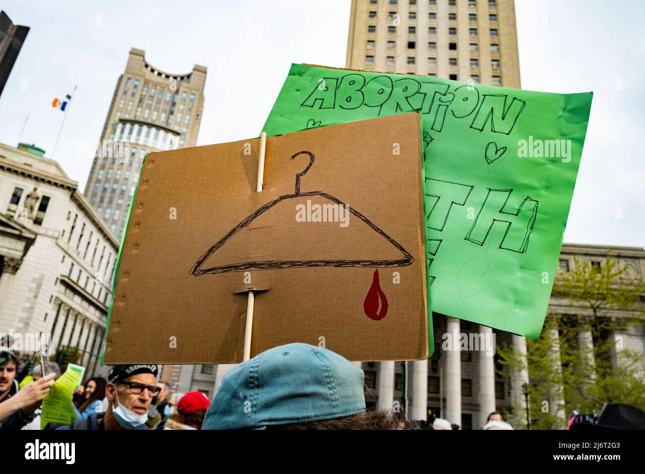 3 maggio 2022, New York, New York, US: Massive Rally a sostegno dei diritti di riproduzione delle Donne in NYC Foley Square dopo una fuga di un progetto di opinione che avrebbe rovesciato la sentenza dei diritti di aborto dopo oltre mezzo secolo. Migliaia di persone si sono rivelate all'ombra del tribunale federale per protestare contro la loro preoccupazione per la sentenza anti-scelta. (Credit Image: © Milo Hess/ZUMA Press Wire) Foto Stock