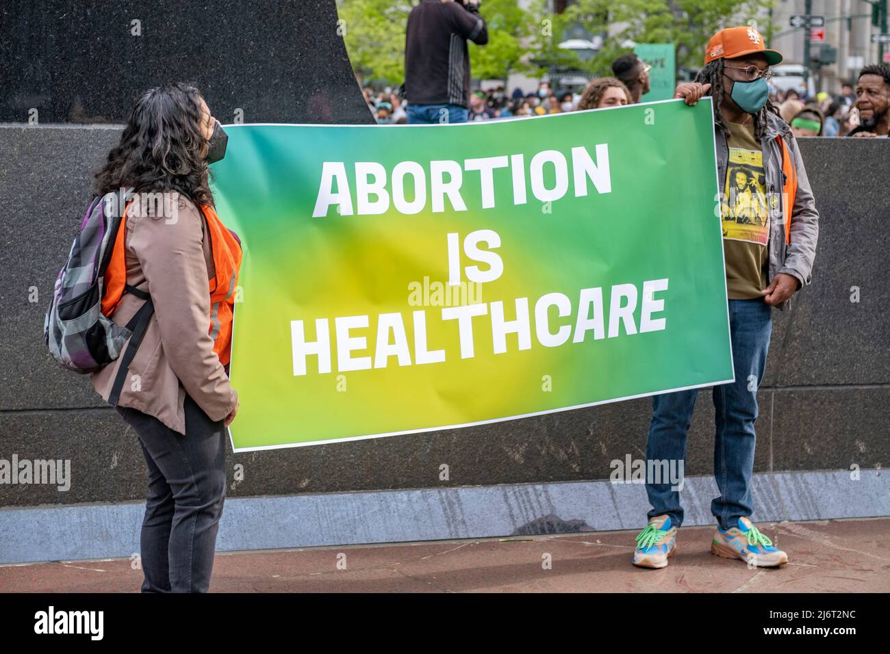 3 maggio 2022, New York, New York, US: Massive Rally a sostegno dei diritti di riproduzione delle Donne in NYC Foley Square dopo una fuga di un progetto di opinione che avrebbe rovesciato la sentenza dei diritti di aborto dopo oltre mezzo secolo. Migliaia di persone si sono rivelate all'ombra del tribunale federale per protestare contro la loro preoccupazione per la sentenza anti-scelta. (Credit Image: © Milo Hess/ZUMA Press Wire) Foto Stock