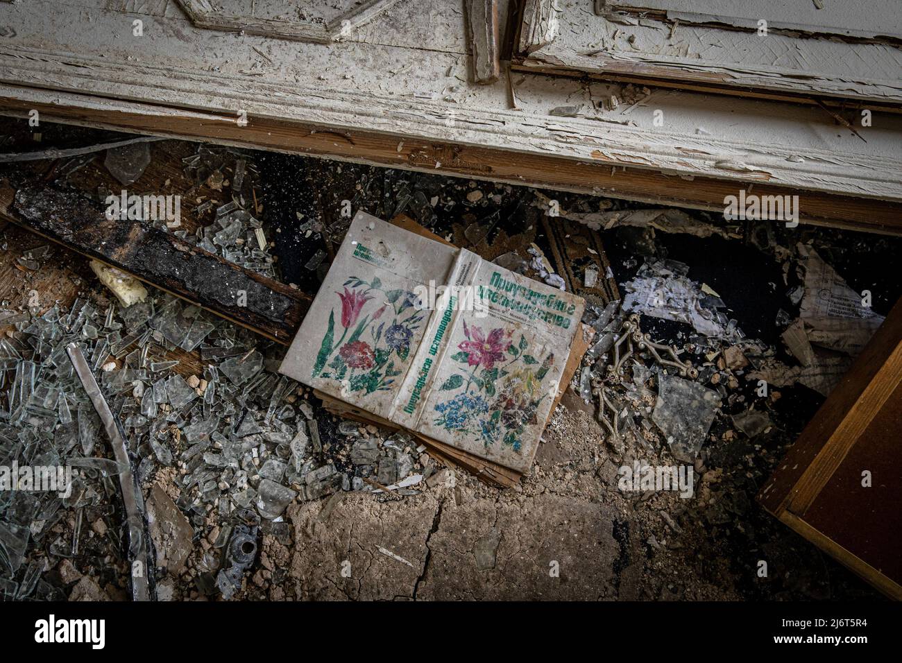 22 aprile 2022, Kharkiv, Kharkivsâ'ka Oblastâ€, Ucraina: Un libro può essere visto nei detriti all'edificio dell'amministrazione di Stato della regione di Kharkiv. L'edificio dell'amministrazione statale della regione di Kharkiv è stato colpito il 28 febbraio su Piazza della libertà alle 8 circa ora locale, giorno sei dell'invasione russa dell'Ucraina, l'edificio è gravemente danneggiato dall'esplosione potente, come parte del tetto è stato fatto saltare in aria, sei persone sono state ferite nell'attacco, tra cui un bambino, ha detto l'agenzia di emergenza statale. (Credit Image: © Alex Chan Tsz Yuk/SOPA Images via ZUMA Press Wire) Foto Stock