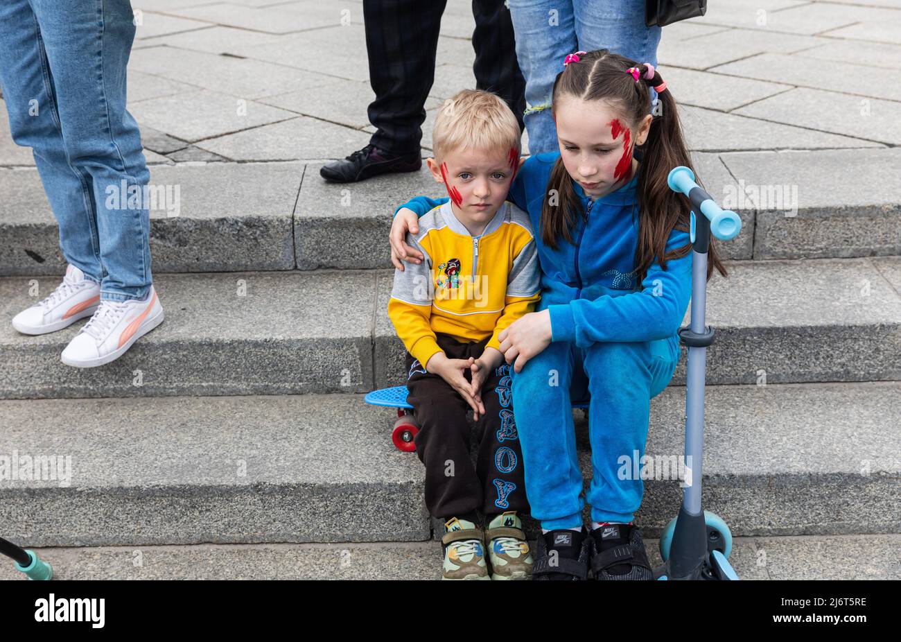 I bambini con facce dipinte prendono parte alla dimostrazione. Mogli, madri, bambini di soldati ucraini e membri del Battaglione Azov a Mariupol si sono riuniti nella piazza dell'Indipendenza per chiedere ai leader mondiali di contribuire a organizzare un corridoio umanitario per l'evacuazione di civili e militari ucraini dalla città assediata di Mariupol ai paesi neutrali. (Foto di Mykhaylo Palinchak / SOPA Images/Sipa USA) Foto Stock