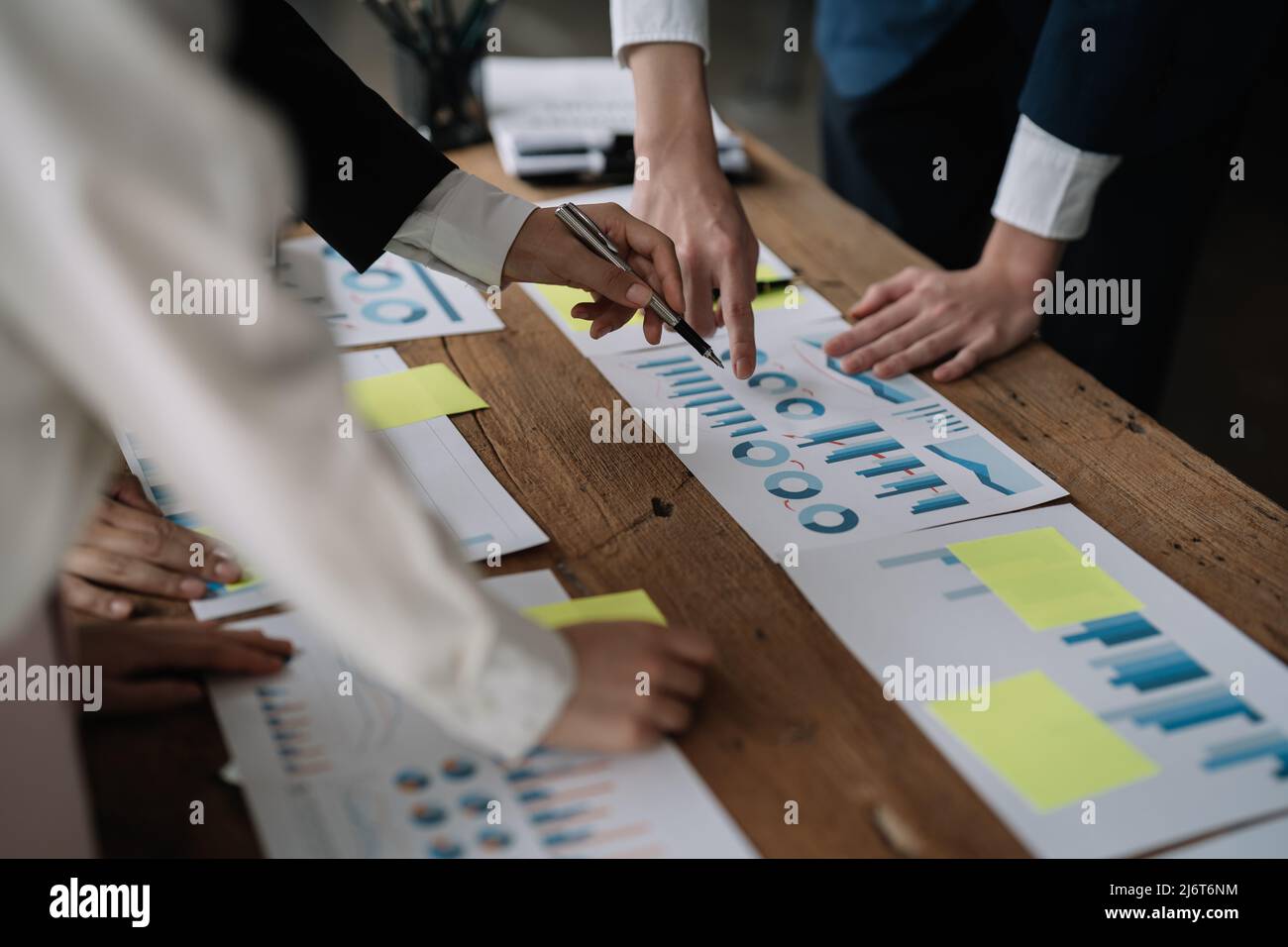 Incontro del team aziendale lavorare con il nuovo progetto di avvio, discussione e dati di analisi i grafici e i grafici. Tablet digitale, calcolatrice, notebook Foto Stock