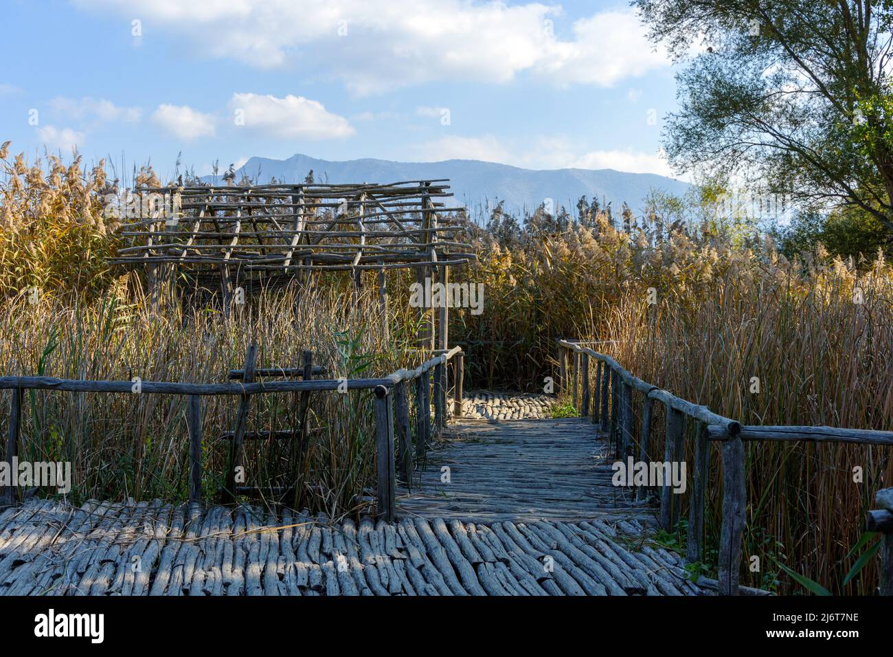 L'insediamento neolitico sul lago di Dispilio, sul lago Orestiada, Kastoria, Grecia Foto Stock