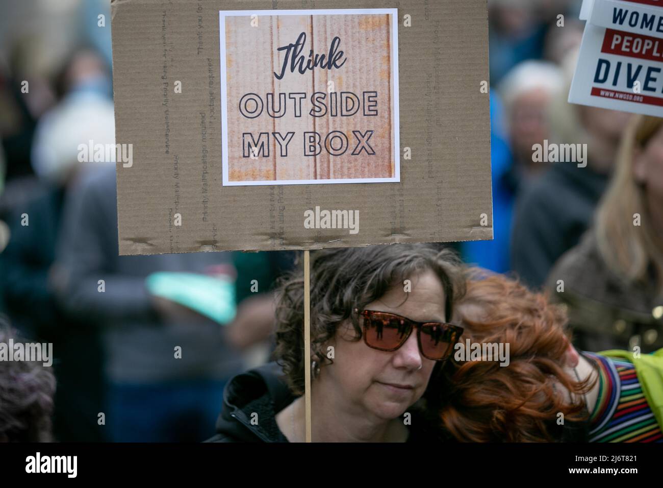 Le persone portano segni, indossano slogan e si radunano per esprimere indignazione. Circa 500 persone hanno ascoltato i discorsi, hanno rallietato e hanno espresso rabbia il 3 maggio 2022 presso il tribunale federale di Portland, Oregon, per il progetto trapelato di una decisione SCOTUS che ha rovesciato la decisione di Roe contro Wade del the1973 che ha garantito l'accesso ad un aborto sicuro. (Foto di John Rudoff/Sipa USA) Foto Stock