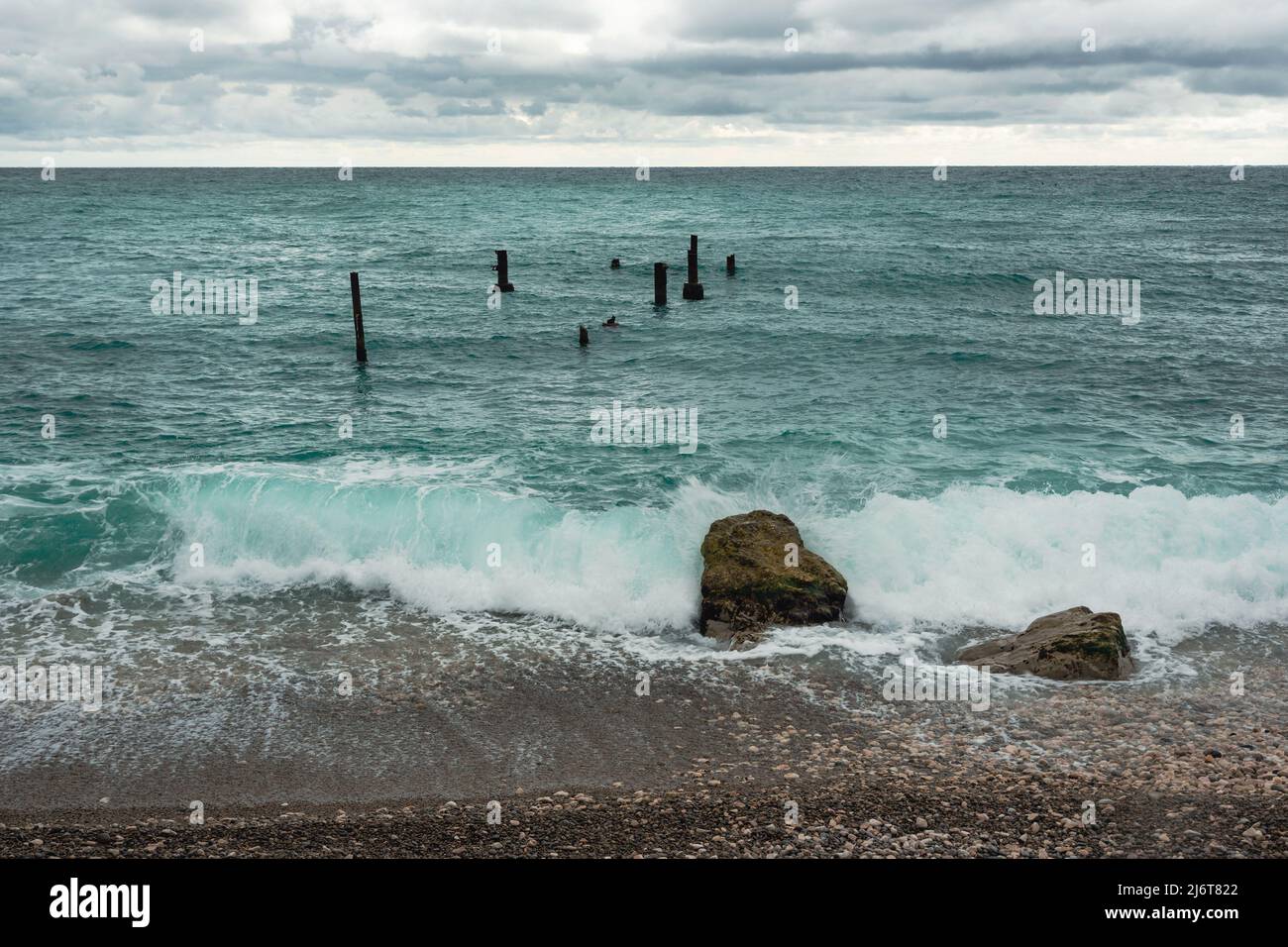 Spettacolari nuvole scure sul mare prima della pioggia. Sfondo Foto Stock