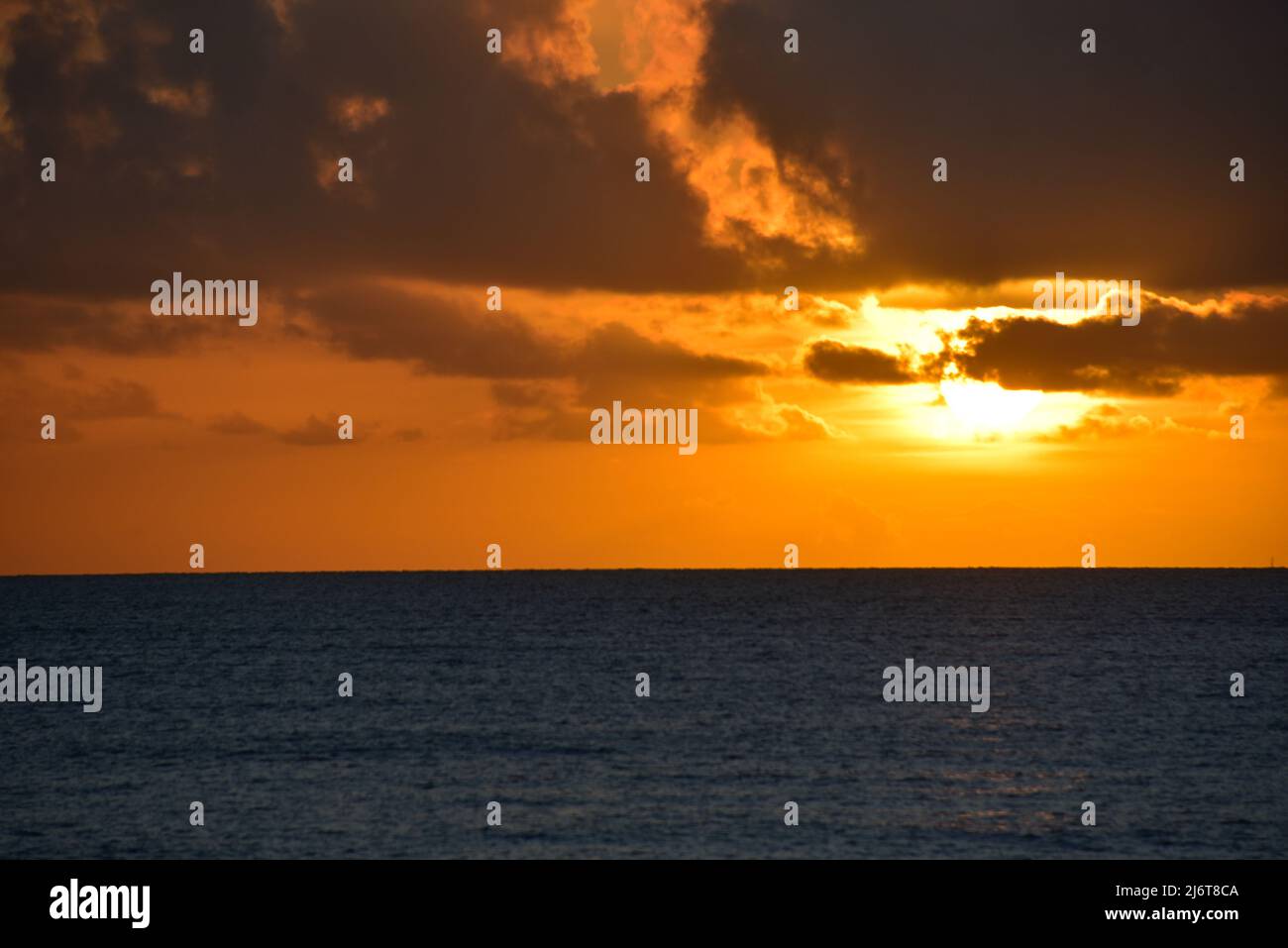 Alba sull'oceano in una mattinata dorata nuvolosa vicino al tropicale Cairns Queensland Australia Foto Stock