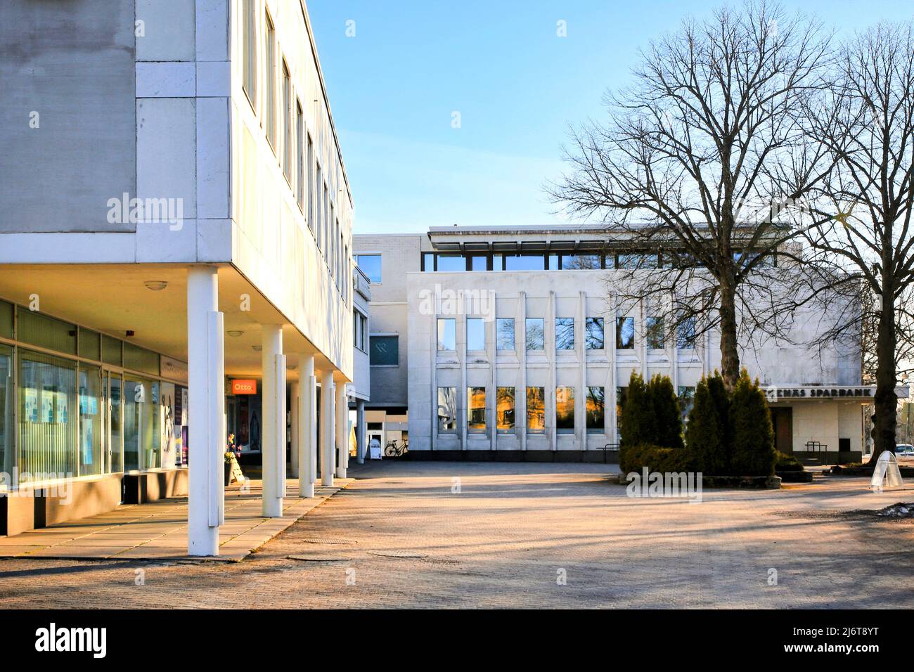 Ekenäs Sparbank Savings Bank edificio in marmo bianco e mattoni progettato da Alvar Aalto e completato il 1969. Ekenäs, Raseborg, Finlandia. Aprile 17, 2022 Foto Stock