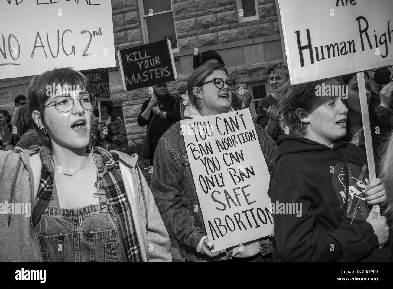 3 maggio 2022, Manhattan, Kansas, USA: I membri della comunità si riuniscono di fronte al tribunale della contea di Riley a Manhattan, Kansas, per protestare contro la Corte Suprema degli Stati Uniti trapelata bozza di parere voto per rovesci Roe v. Wade martedì. (Credit Image: © Luke Townsend/ZUMA Press Wire) Foto Stock