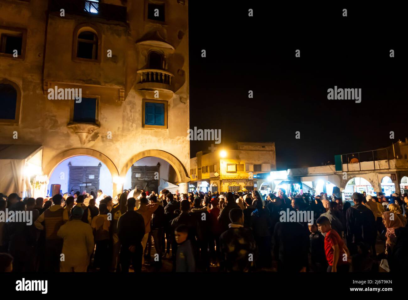 EID al-Fitr 2022, ultima notte di Ramadan notte celebrazione in Avenue Moulay Youssef, Essaouira, Marocco Foto Stock