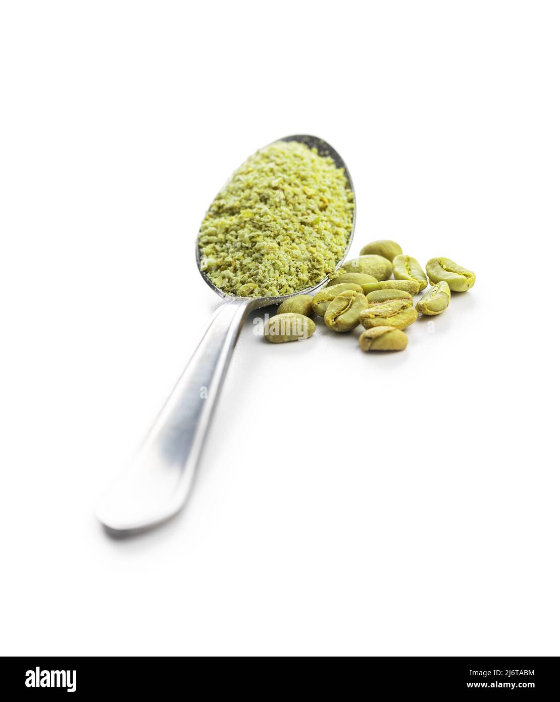 Caffè verde macinato e chicchi di caffè in un cucchiaio. Caffè non torrefatto isolato su sfondo bianco. Foto Stock