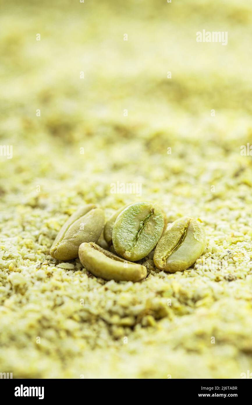 Caffè verde macinato e chicchi di caffè Foto Stock