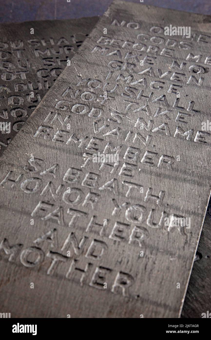 I dieci Comandamenti scolpiti in due pietre ardesia nere Foto Stock