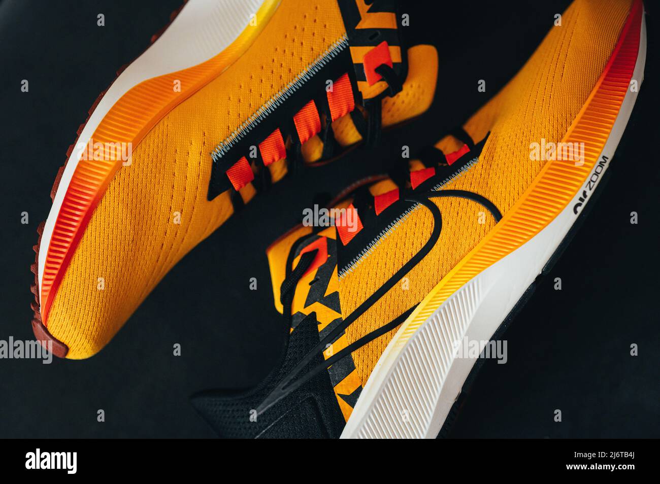 PARIGI, FRANCIA, MAGGIO 3. 2022: Scarpe da running Nike Pegasus 38 nei colori giallo, nero, rosso e arancione. Scarpe con schiuma Zoom X. Foto Stock