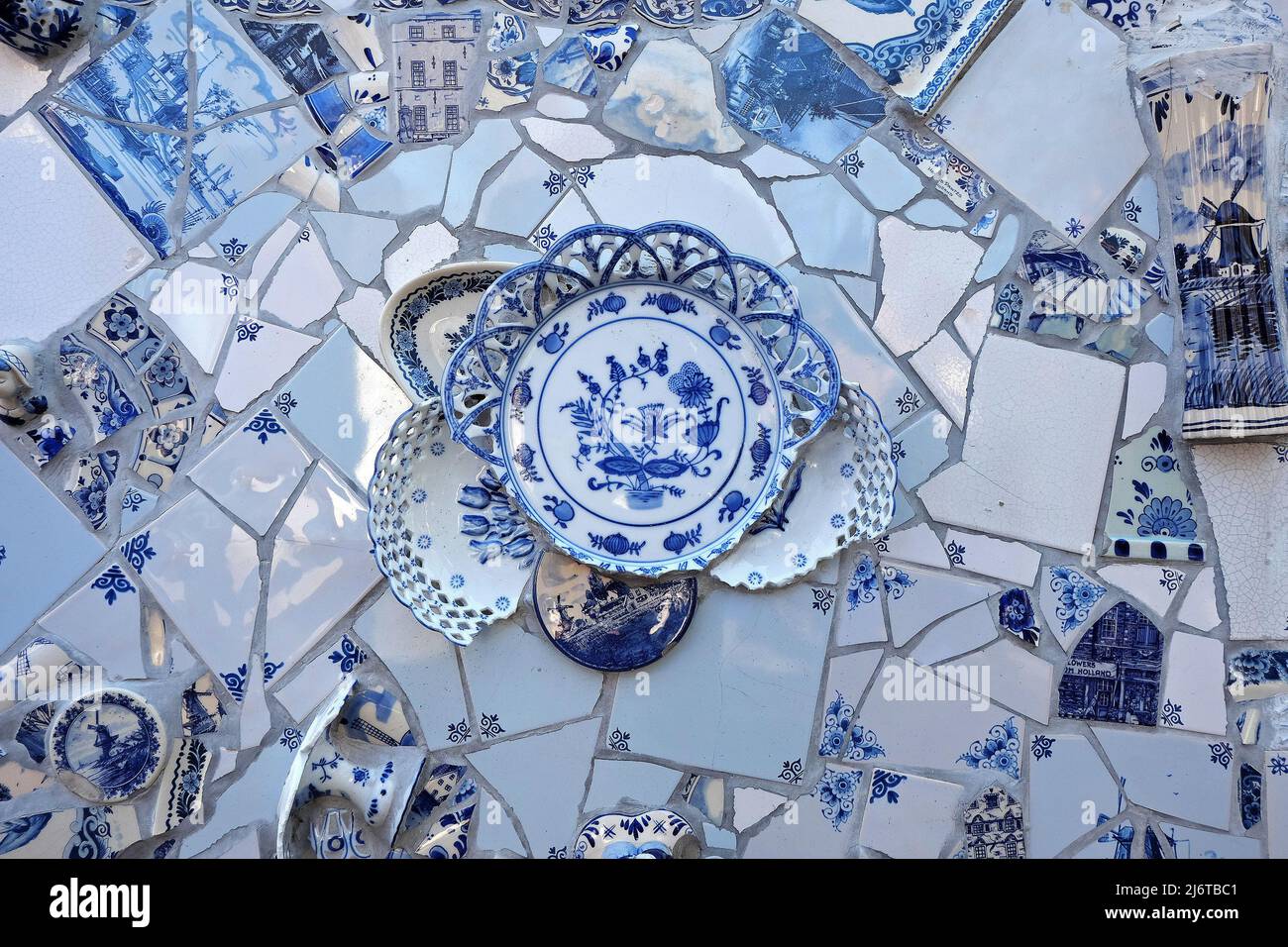 Pareti interne con piastra in ceramica bianca e blu Foto Stock
