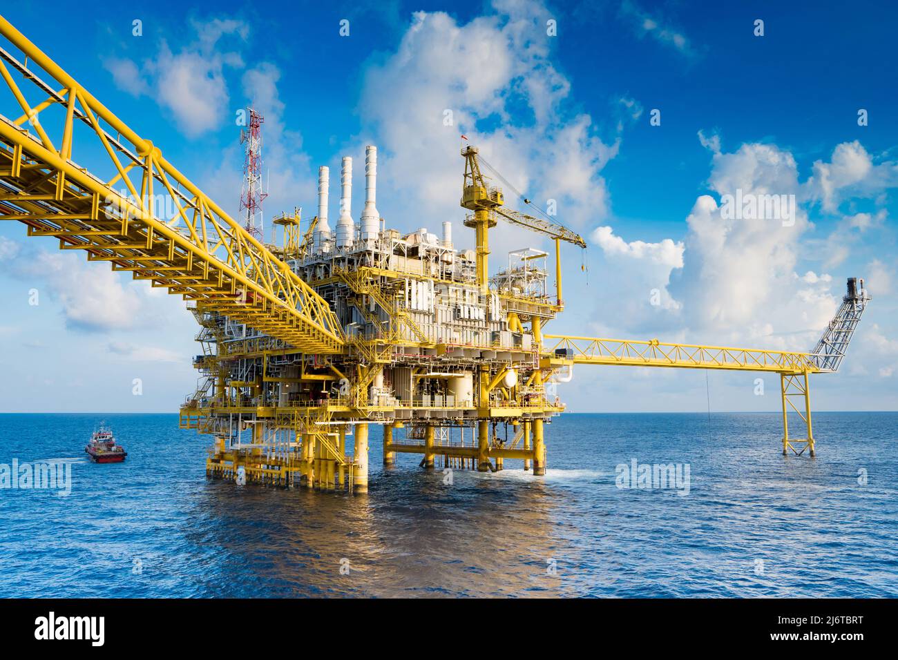 Piattaforma di produzione di petrolio e gas, attività di produzione ed esplorazione di petrolio e gas nel golfo della Thailandia. Foto Stock