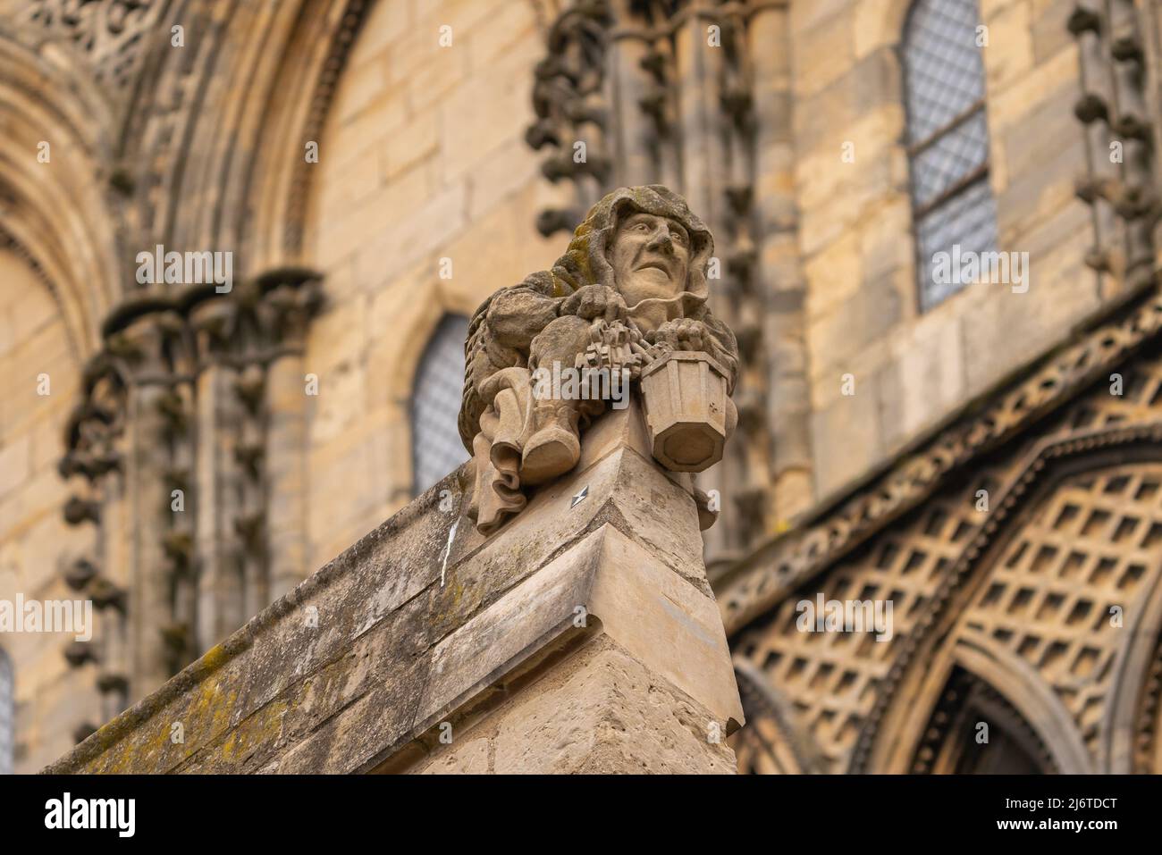 Gargoyles, statue di pietra, attaccato, edifici, decorazione, acquedotti, flusso di acqua piovana, scolpito, pietra solida, granito, funzione ornamentale e artistica. Foto Stock