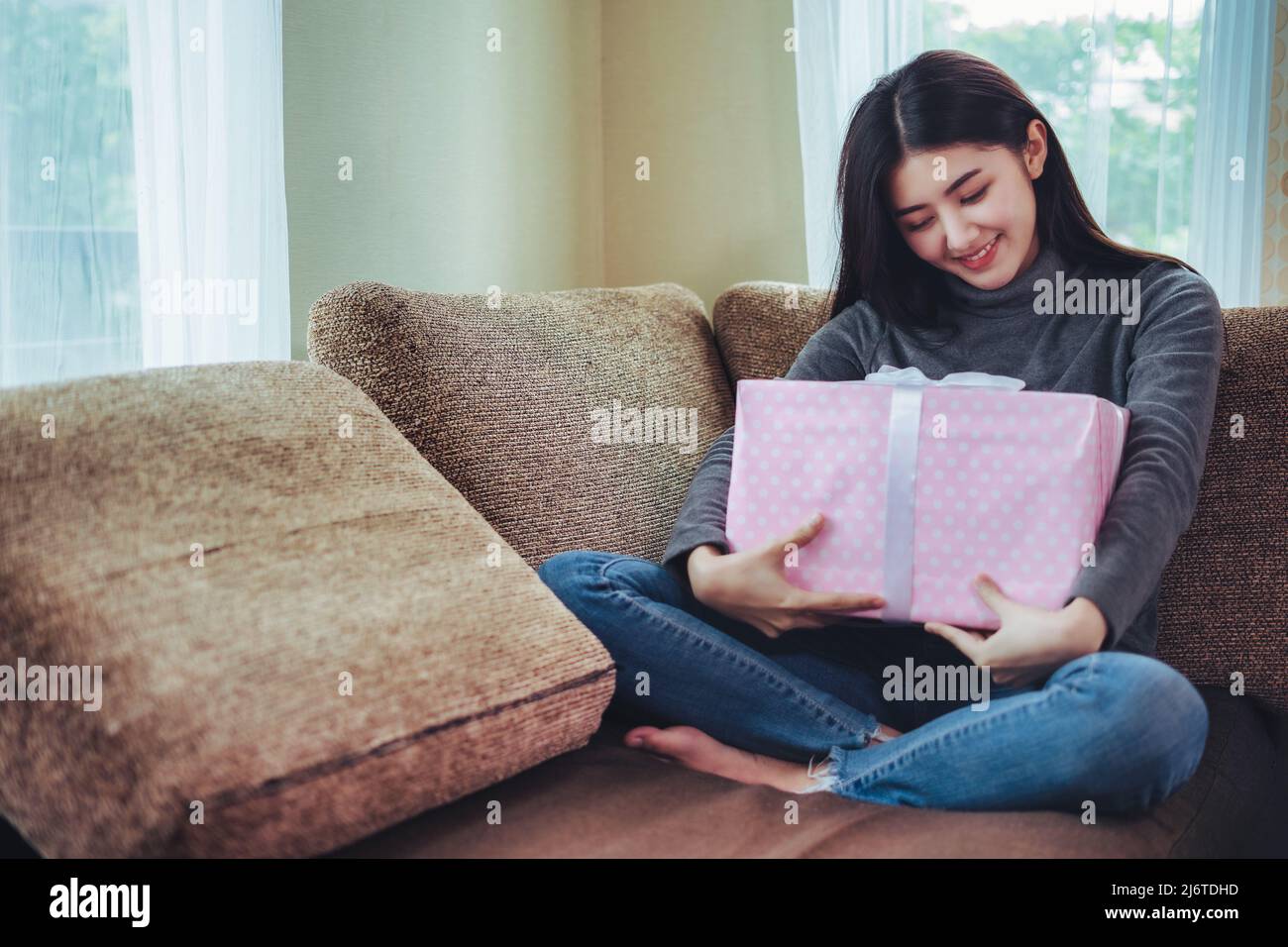 Coppia asiatica e grandi doni. Foto Stock