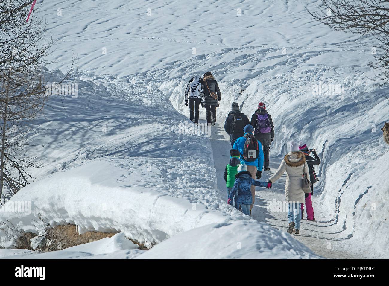 I turisti invernali in movimento a Zermatt, Canton Vallese, Svizzera Foto Stock
