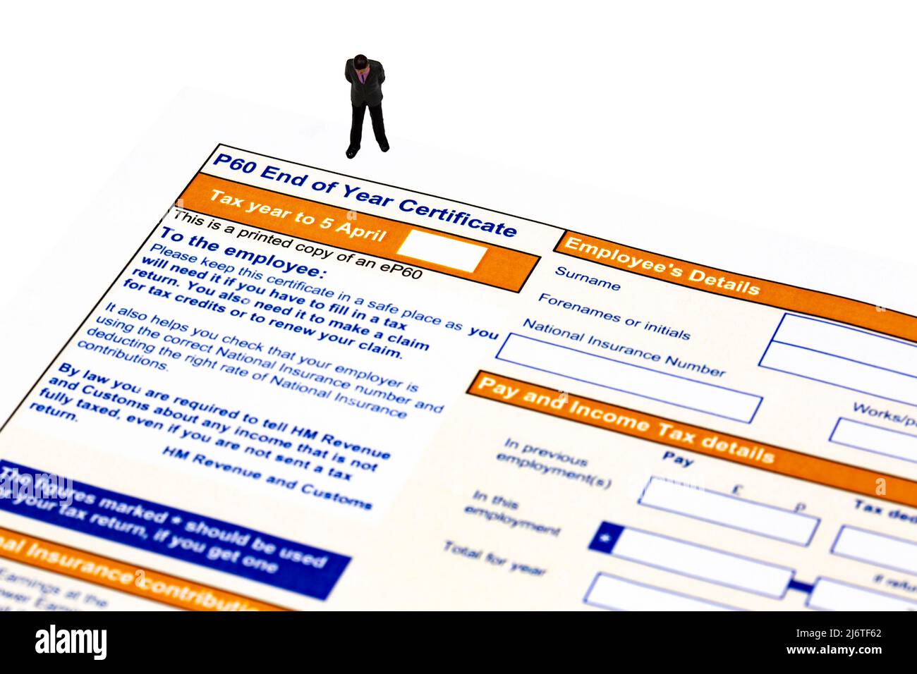 Modello in scala miniaturizzata businessman con certificato di fine anno P60 rilasciato da HMRC nel Regno Unito. Modulo IVA vuoto Foto Stock