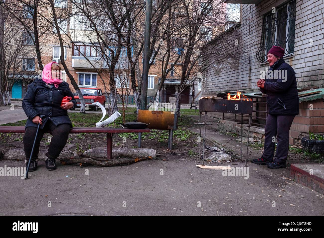 La gente li cucinava e li scaldava per strada. Buca, una città alla periferia della capitale Ucraina Kiev, è stata controllata dai soldati russi per circa un mese. La sua liberazione il 31 marzo ha rivelato alcune delle atrocità più crudeli commesse dai soldati russi durante l'occupazione. Gli edifici furono distrutti e le case saccheggiate. Corpi morti sono stati trovati in strade Bucha, edifici e tombe di massa. (Foto di Rick Mave / SOPA Images/Sipa USA) Foto Stock