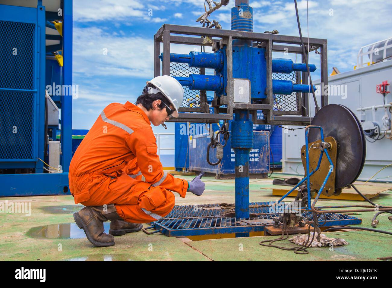 Industria petrolifera e del gas offshore, lavoratore che lavora su piattaforma remota di pozzi petroliferi e di gas per perforare nuovi pozzi di gas di produzione. Foto Stock