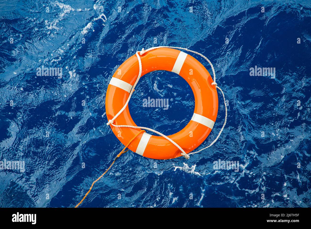 Attrezzature di sicurezza e di vita o di boa boa di salvataggio galleggiante sul mare per il soccorso di persone da annegamento l'uomo. Foto Stock