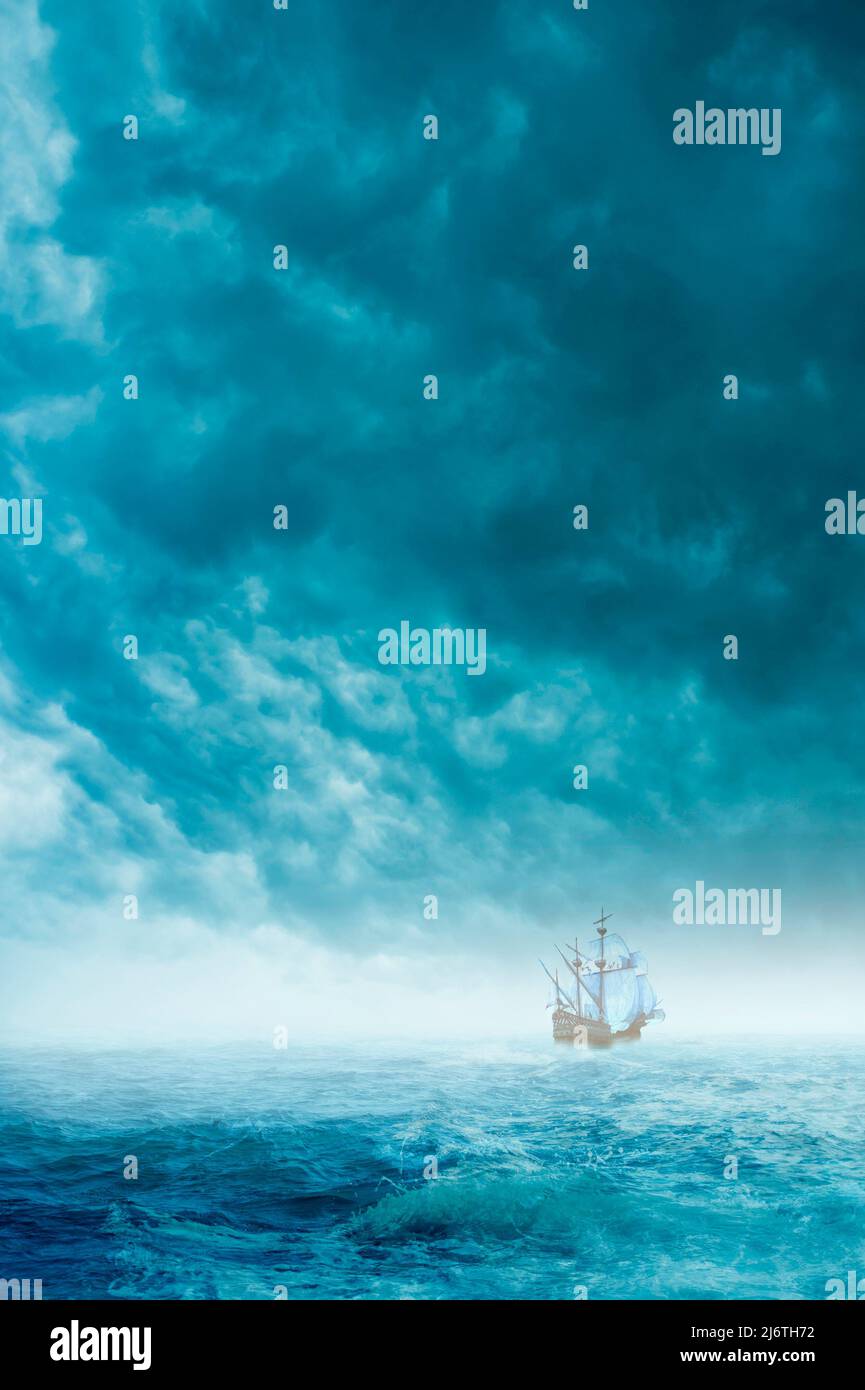 pirata barca a vela lontano nel mare con nebbia Foto Stock