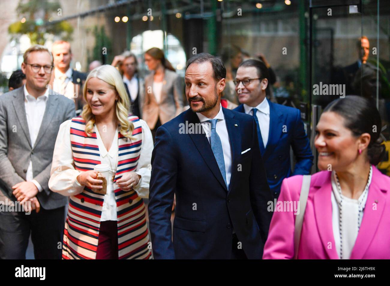 Stoccolma, Svezia 20220503.Crown Prince Haakon, Crown Princess mette-Marit (a sinistra), Swedish Crown Princess Victoria (a destra) durante una visita a Norrsken a Stoccolma. Foto: Annika Byrde / NTB Foto Stock