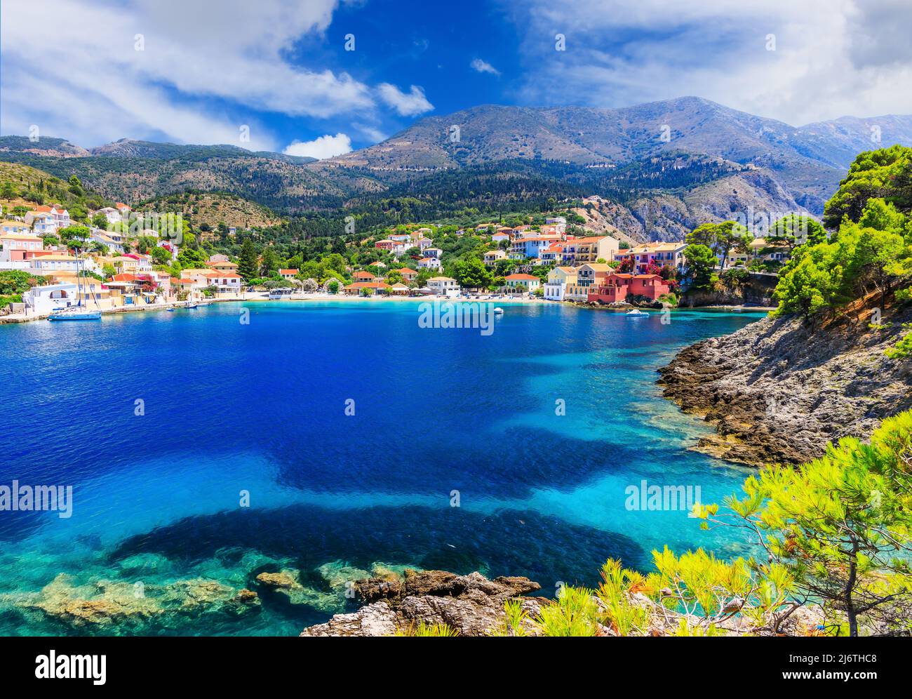 Cefalonia, Grecia. Villaggio colorato di Assos. Foto Stock