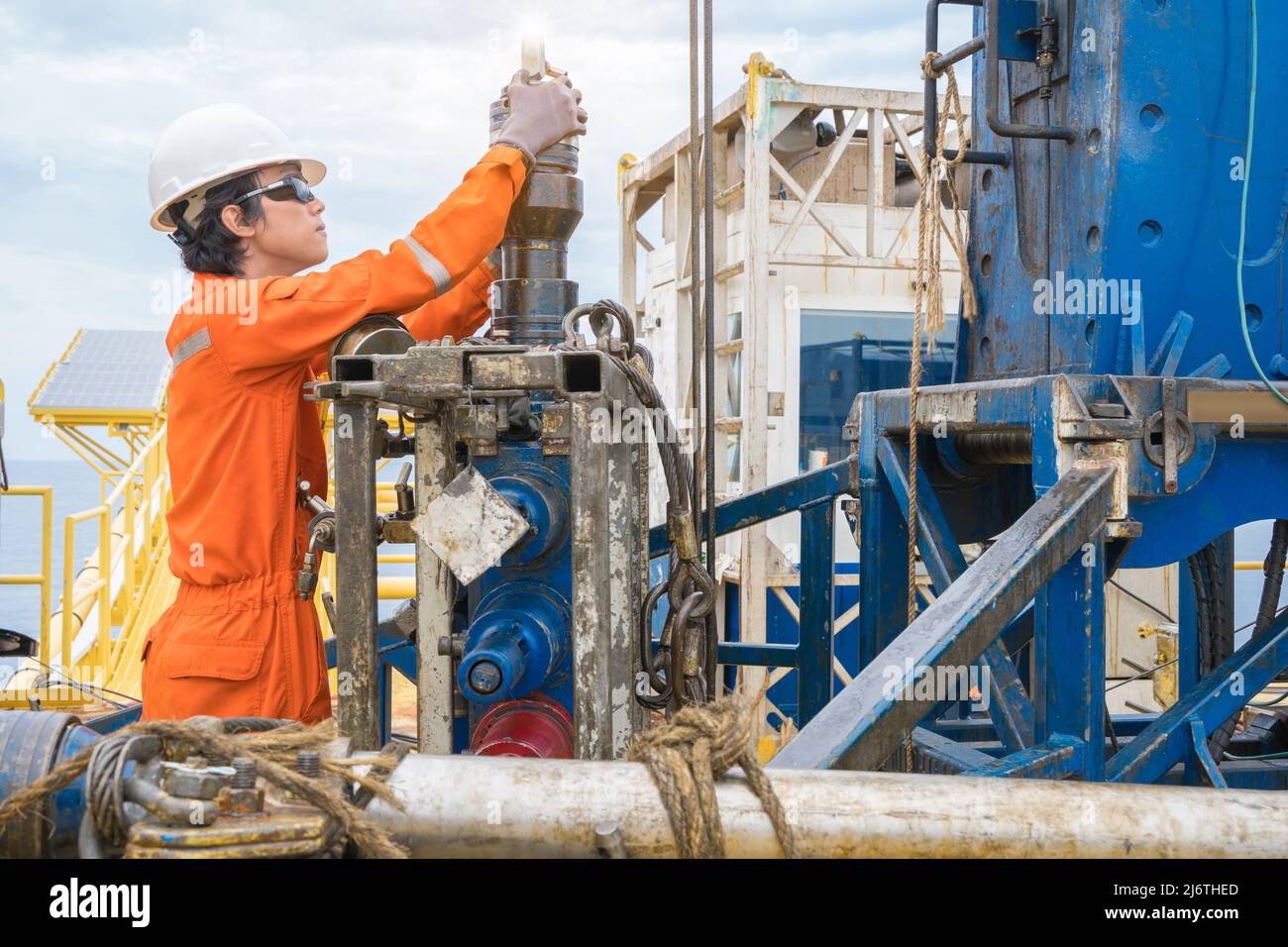 Il lavoratore offshore del carro di perforazione prepara l'utensile e l'attrezzatura per il pozzo di perforazione di petrolio e gas nella piattaforma remota della testa di pozzo. Foto Stock Il lavoratore offshore del carro di perforazione prepara l'utensile e l'attrezzatura per il pozzo di perforazione di petrolio e gas nella piattaforma remota della testa di pozzo. Foto Stock