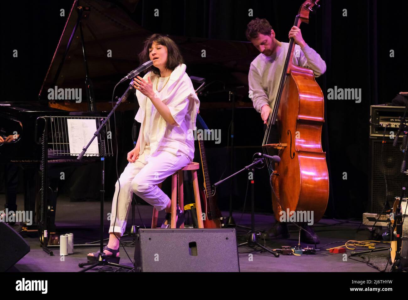 Lucia Cadotsch si esibisce nel Parabola Arts Center al Cheltenham Jazz Festival, 29 aprile 2022 Foto Stock