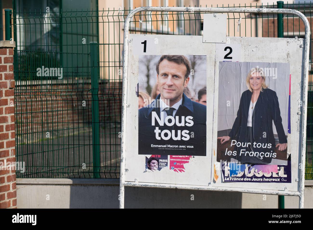 AMIENS, FRANCIA - 28 APRILE 2022 : Poster di campagna per il secondo turno delle elezioni presidenziali francesi, di fronte a un seggio elettorale. Foto Stock