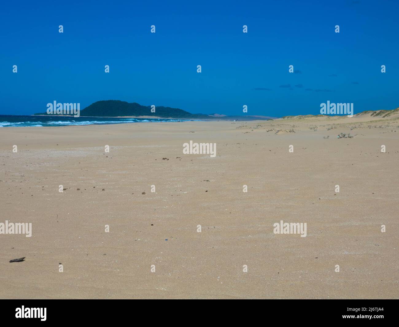 Spiaggia sabbiosa vuota sulla costa orientale del Sud Africa nel Parco Nazionale della Baia di Sodwana nel Parco delle paludi di iSimangaliso, Maputaland, Provincia di KwaZulu-Natal. Foto Stock