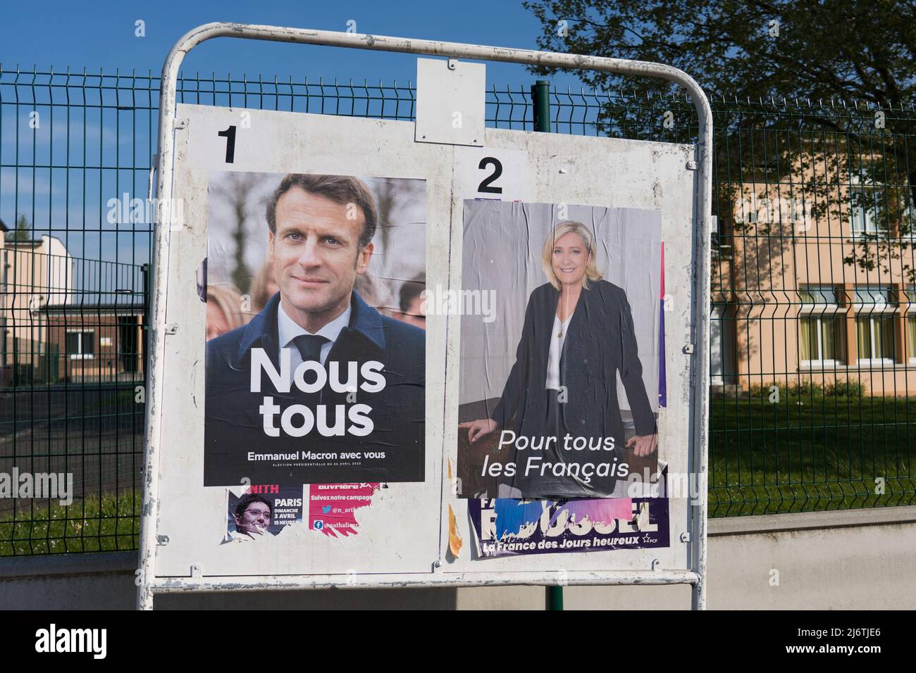 AMIENS, FRANCIA - 28 APRILE 2022 : Poster di campagna per il secondo turno delle elezioni presidenziali francesi, di fronte a un seggio elettorale. Foto Stock