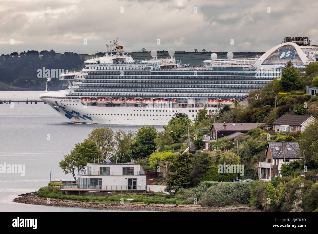 Crosshaven, Cork, Irlanda. 04th maggio 2022. Sulla sua strada per visitare Cobh, nave da crociera Emerald Princess steams oltre le case sul lungomare al punto in Crosshaven, Co. Cork, Irlanda.- credito; David Creedon / Alamy Live News Foto Stock