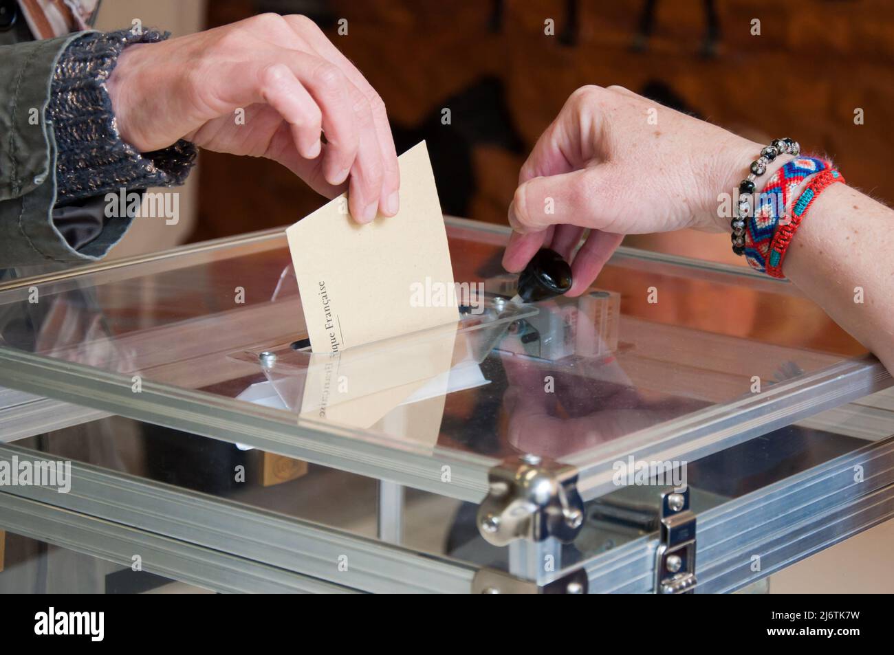 MONTROUGE, FRANCIA - 23 APRILE 2017 - Vota per il primo turno delle elezioni presidenziali francesi. Foto Stock