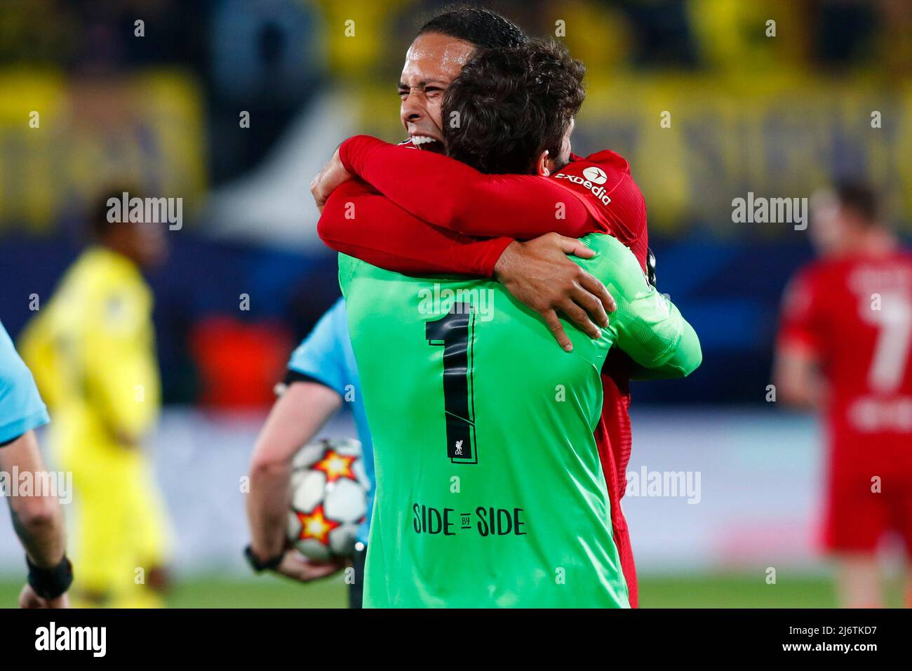 VILLARREAL, SPAGNA - MAGGIO 03: Virgil van Dijk di Liverpool celebra con il compagno di squadra Alisson Becker dopo la semifinale della UEFA Champions League a due metri Foto Stock