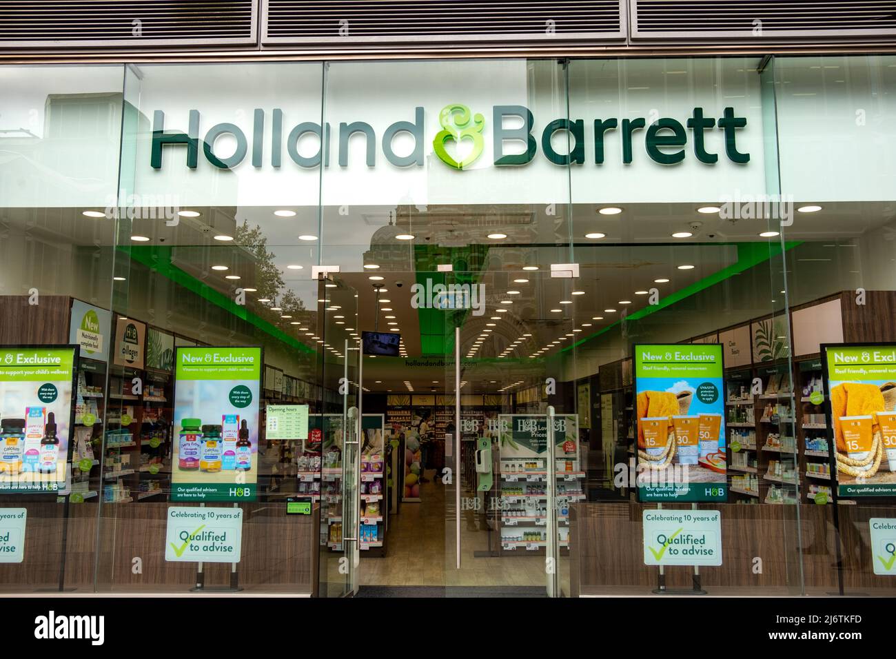 London- Holland e Barrett Store Exterior, un marchio britannico di prodotti alimentari salutari con molti negozi di alta strada attraverso il Regno Unito e l'Europa Foto Stock