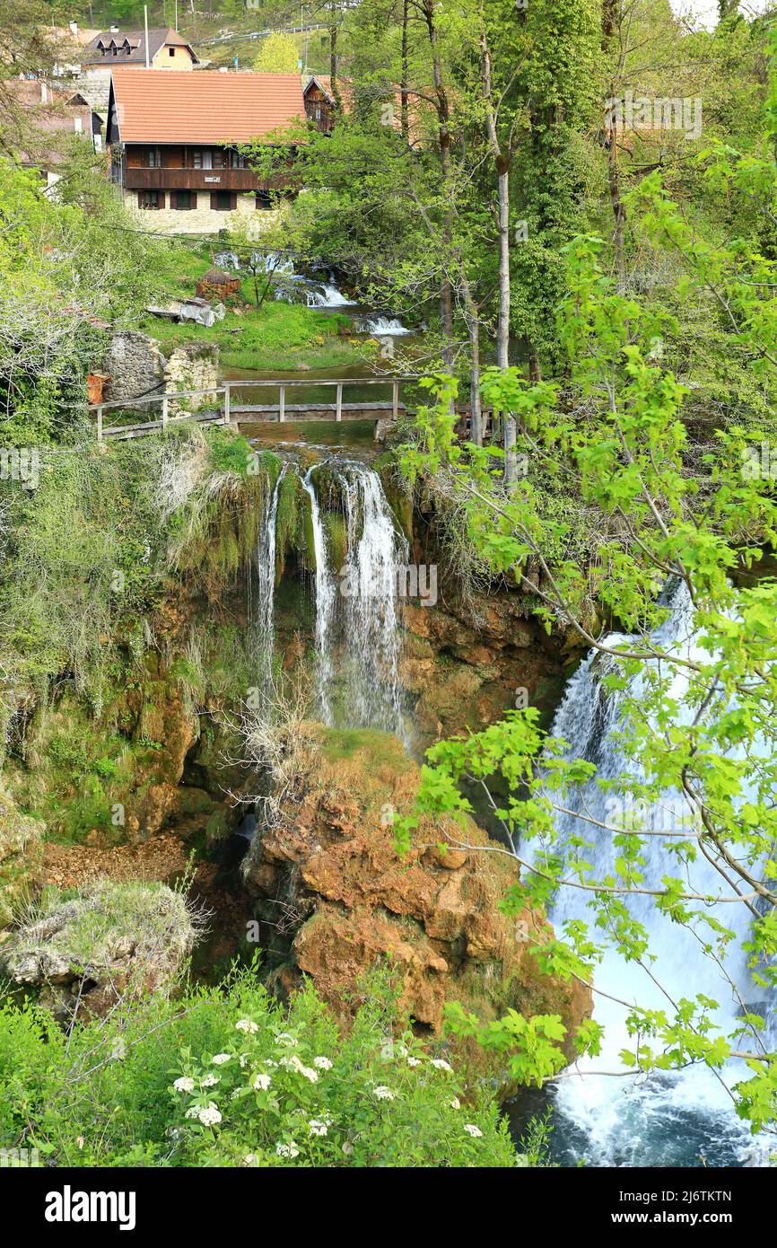 Rastoke, attrazione turistica in Croazia con cascate, vecchie case e mulini ad acqua e bella natura Foto Stock