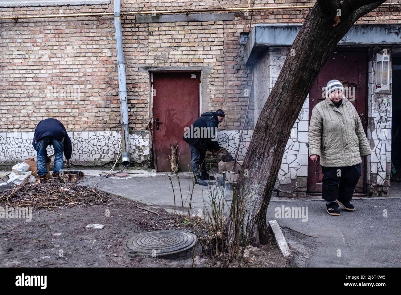 12 aprile 2022, Buca, Ucraina: La gente cuoca in strada usando la loro cucina improvvisata. Buca, una città alla periferia della capitale Ucraina Kiev, è stata controllata dai soldati russi per circa un mese. La sua liberazione il 31 marzo ha rivelato alcune delle atrocità più crudeli commesse dai soldati russi durante l'occupazione. Gli edifici furono distrutti e le case saccheggiate. Corpi morti sono stati trovati in strade Bucha, edifici e tombe di massa. (Credit Image: © Rick Mave/SOPA Images via ZUMA Press Wire) Foto Stock