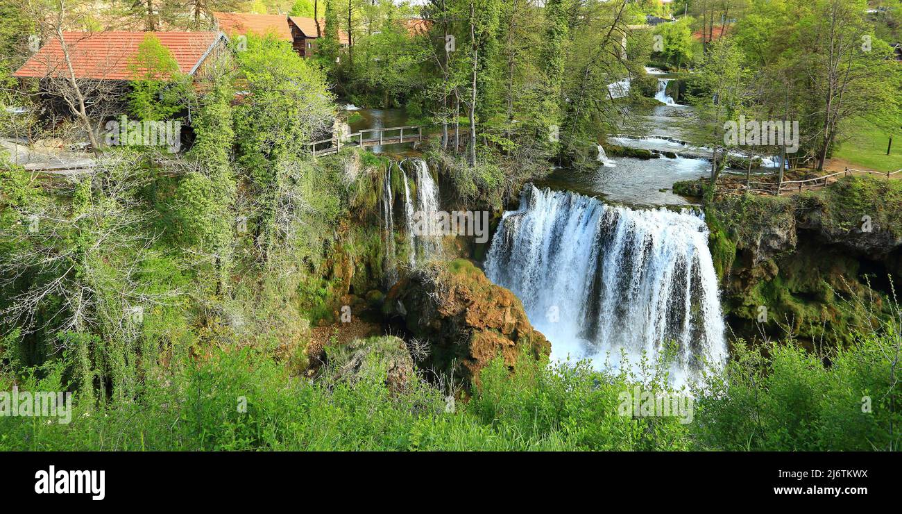 Rastoke, attrazione turistica in Croazia con cascate, vecchie case e mulini ad acqua e bella natura Foto Stock