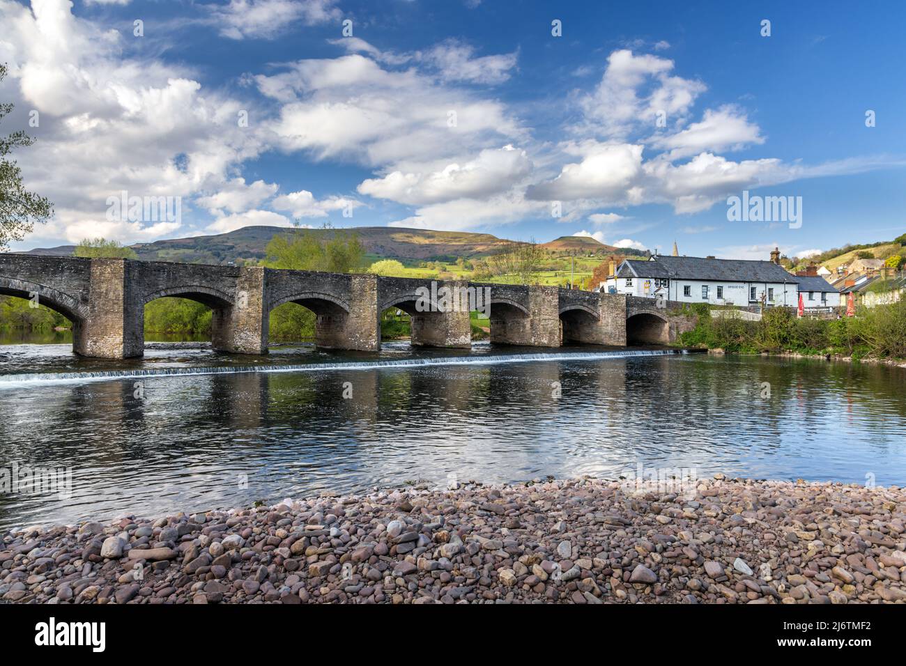 Il ponte Crickhowell, un ponte di pietra ad arco di 18th secolo che attraversa il fiume Usk a Crickhowell, Brecon Beacons, Powys, Galles. Foto Stock