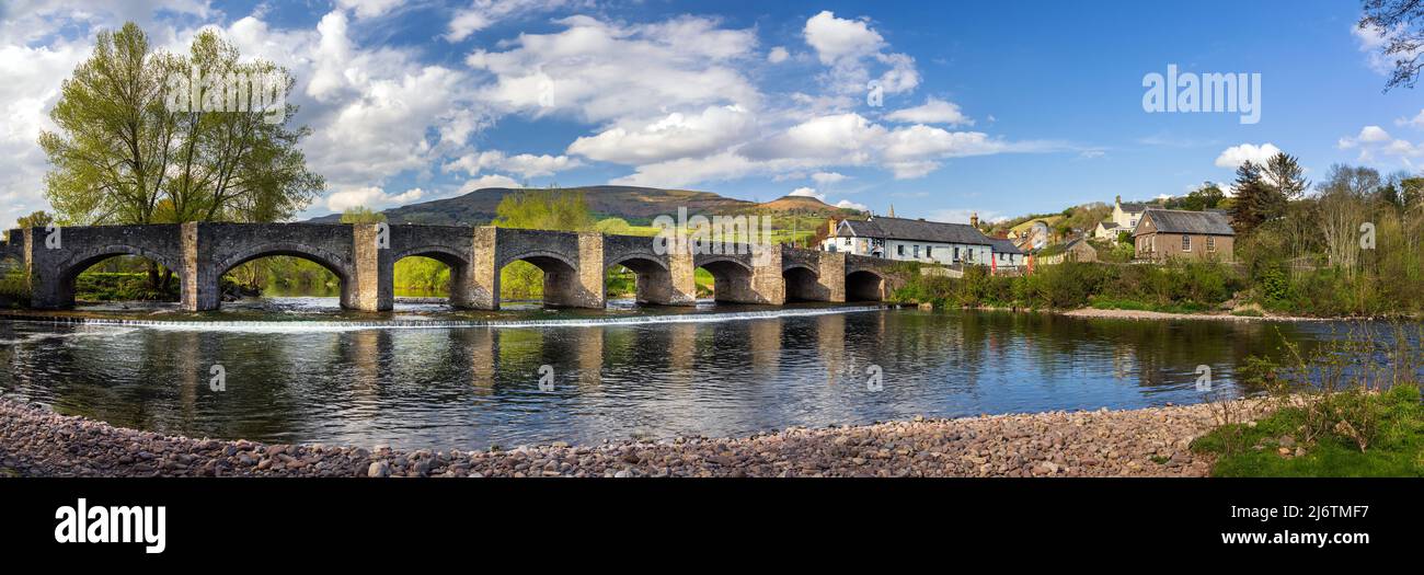 Il ponte Crickhowell, un ponte di pietra ad arco di 18th secolo che attraversa il fiume Usk a Crickhowell, Brecon Beacons, Powys, Galles. Foto Stock