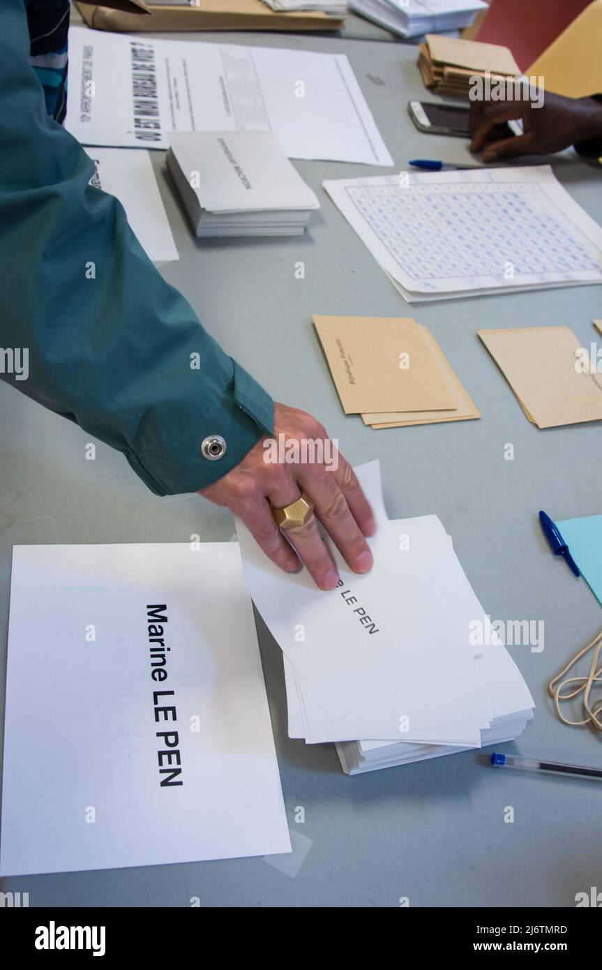 PARIGI, FRANCIA - 7 MAGGIO 2017: Stazione di polling a Parigi per il secondo turno delle elezioni presidenziali francesi. Foto Stock
