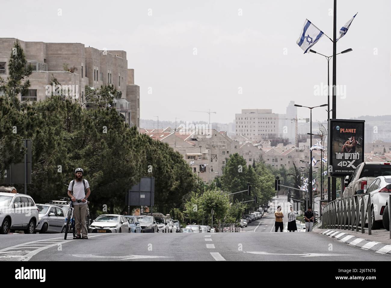 Gerusalemme, Israele. 4th maggio 2022. Una nazione si ferma esattamente alle 11:00 di Yom Hazikaron, Memorial Day, mentre una sirena di due minuti a livello nazionale urla il silenzio onorando i ricordi dei caduti. Questo Memorial Day commemora 24.068 soldati e donne caduti e 4.217 vittime del terrore. Credit: NIR Alon/Alamy Live News. Foto Stock