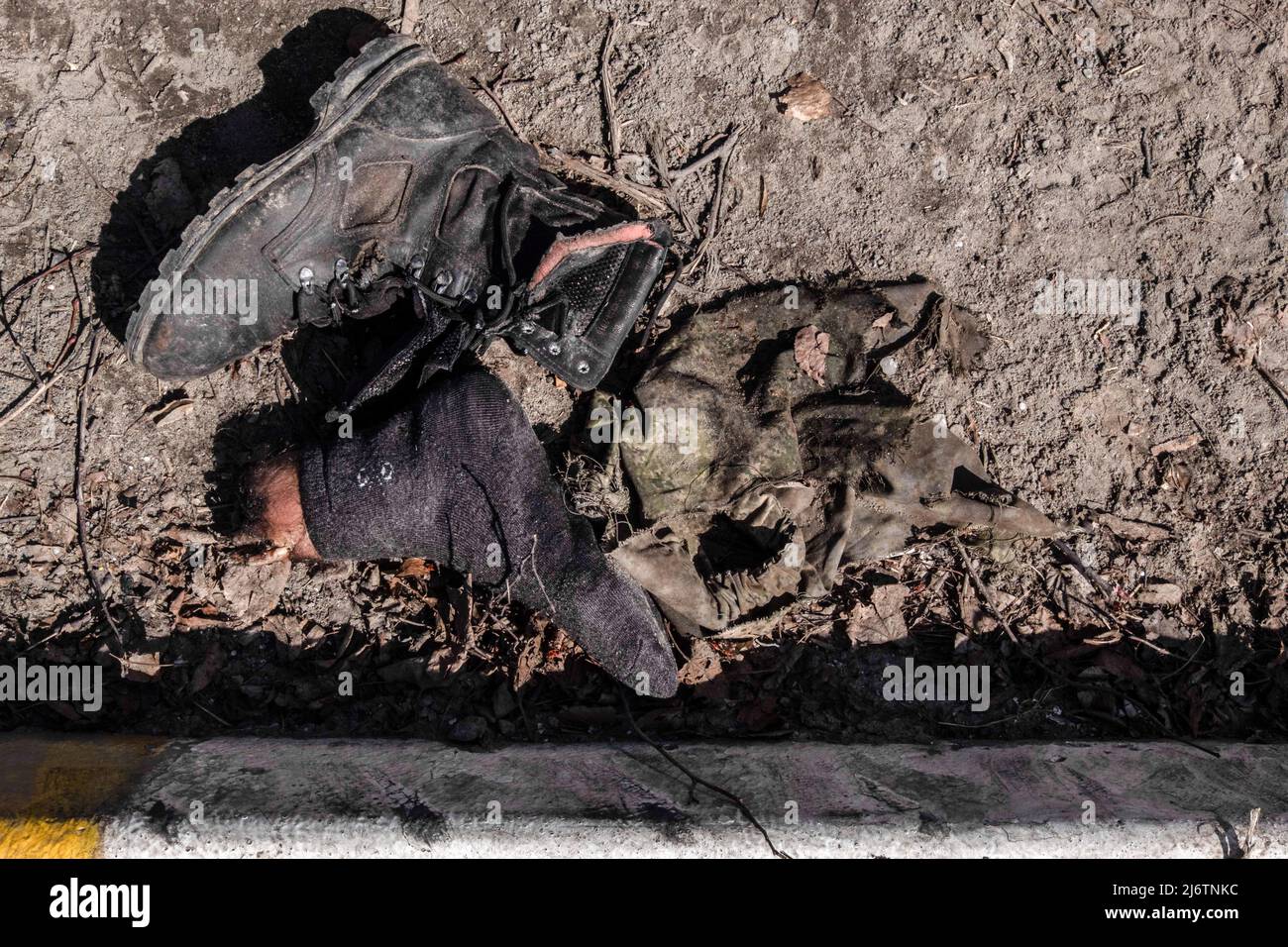 7 aprile 2022, Buca, Ucraina: (NOTA DEI REDATTORI: L'immagine raffigura la morte). Resti di un piede di un soldato russo giaceva nella strada di Buca. Buca, una città alla periferia della capitale Ucraina Kiev, è stata controllata dai soldati russi per circa un mese. La sua liberazione il 31 marzo ha rivelato alcune delle atrocità più crudeli commesse dai soldati russi durante l'occupazione. Gli edifici furono distrutti e le case saccheggiate. Corpi morti sono stati trovati in strade Bucha, edifici e tombe di massa. (Credit Image: © Rick Mave/SOPA Images via ZUMA Press Wire) Foto Stock