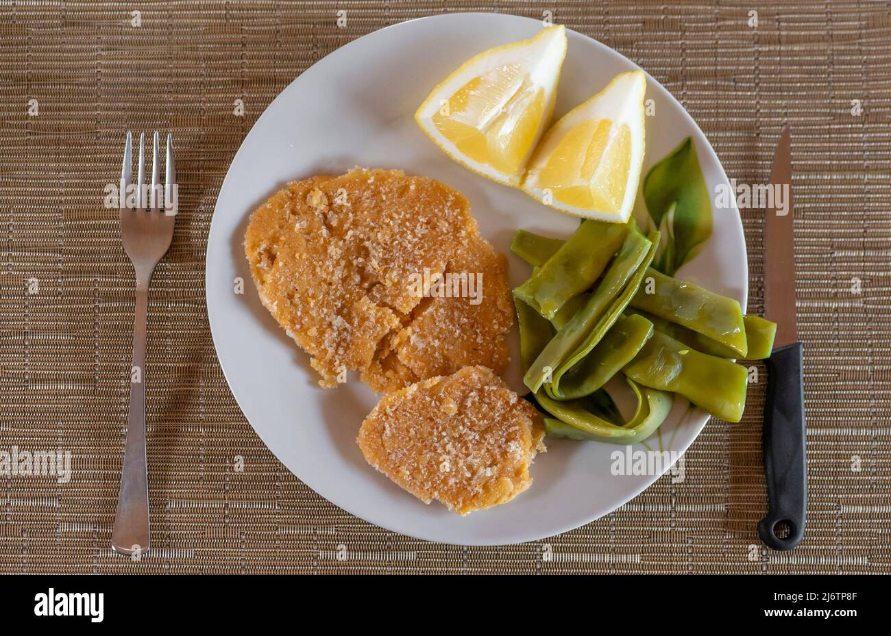 Cotoletta di ceci vegana con verdure e limone Foto Stock