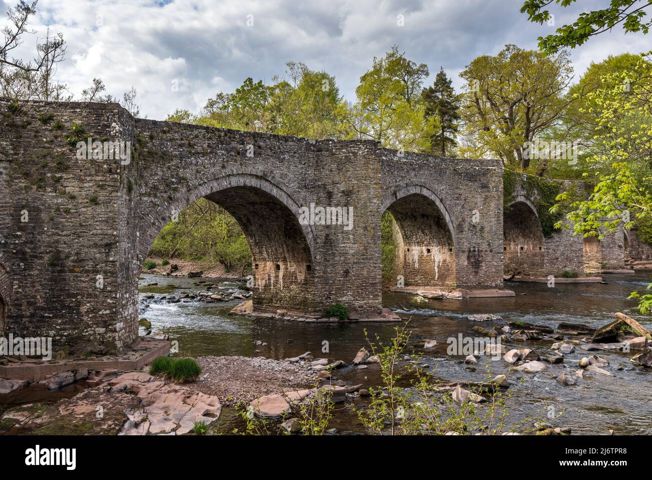 Il pittoresco Ponte di Llangynidr che si affaccia sul fiume Usk a Llangynidr, Powys, Brecon Beacons, Galles. Foto Stock