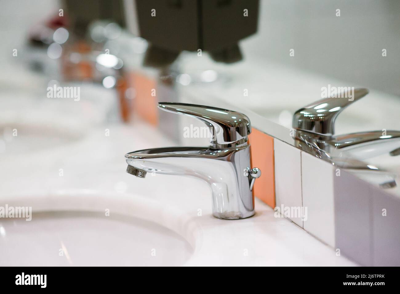 Primo piano vecchio acciaio inox bagno di rubinetto cromato e polvere sulla superficie non pulire e sensore per l'apertura e chiusura automatica dell'acqua di alimentazione Foto Stock Primo piano vecchio acciaio inox bagno di rubinetto cromato e polvere sulla superficie non pulire e sensore per l'apertura e chiusura automatica dell'acqua di alimentazione Foto Stock